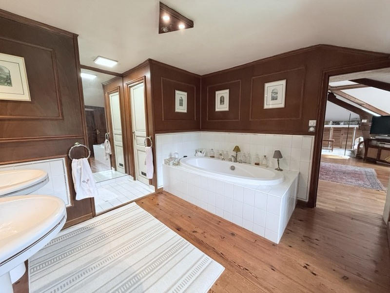 Maison - 276 m² - 9 pièces