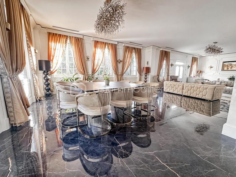 Demeure - 496 m² - 14 pièces