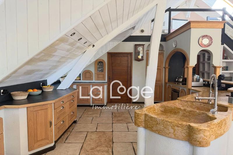 Maison - 6 360 m² - 10 pièces