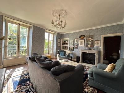 Maison - 204 m² - 9 pièces