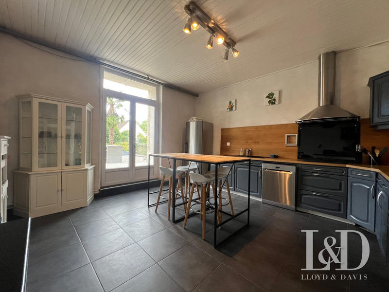 Maison - 300 m² - 10 pièces