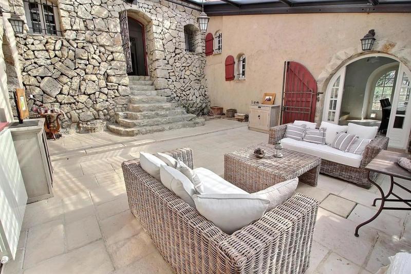 Maison - 240 m² - 7 pièces