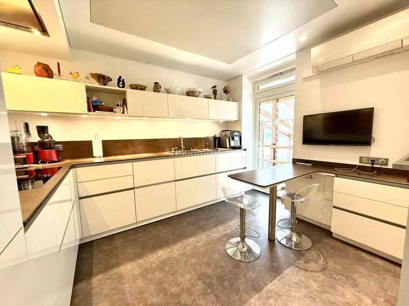 Maison - 260 m² - 8 pièces