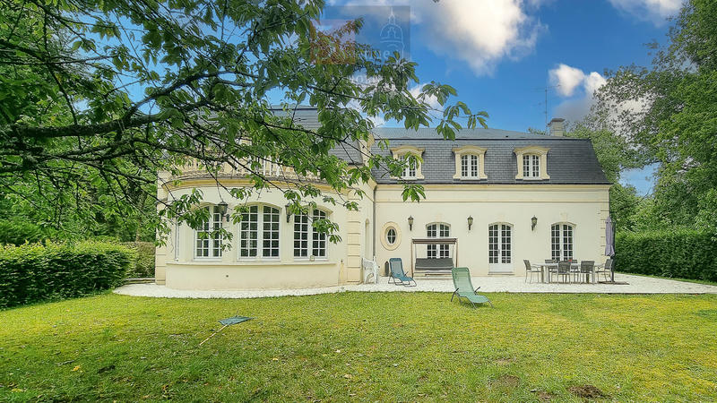 Maison - 330 m² - 8 pièces