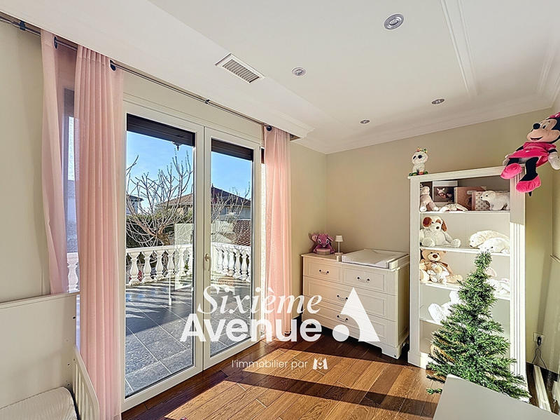 Maison - 181 m² - 7 pièces