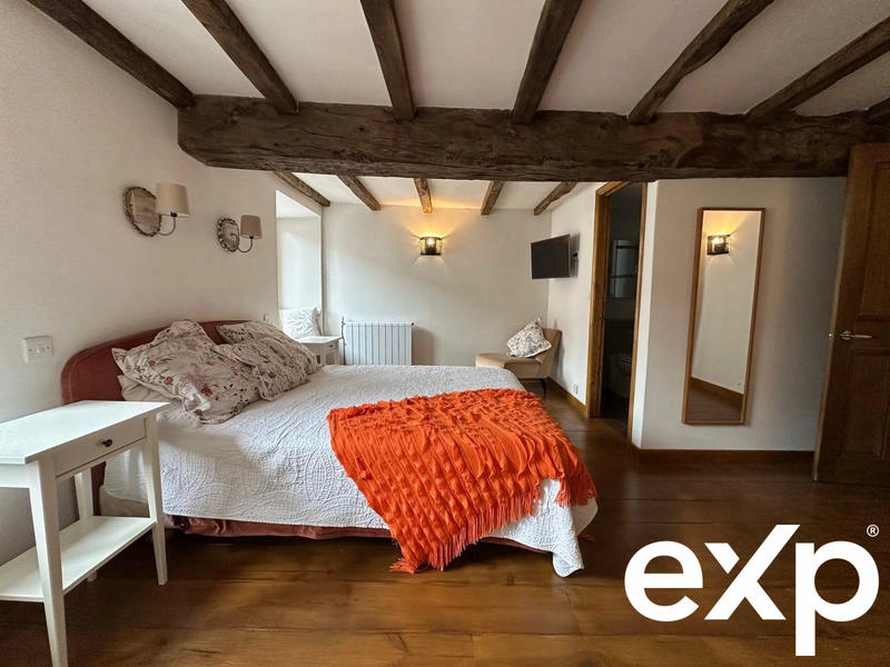 Maison - 239 m² - 8 pièces