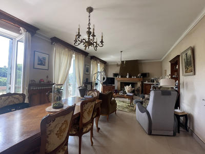 Maison - 230 m² - 10 pièces