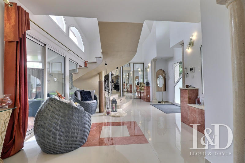 Maison contemporaine - 574 m² - 12 pièces