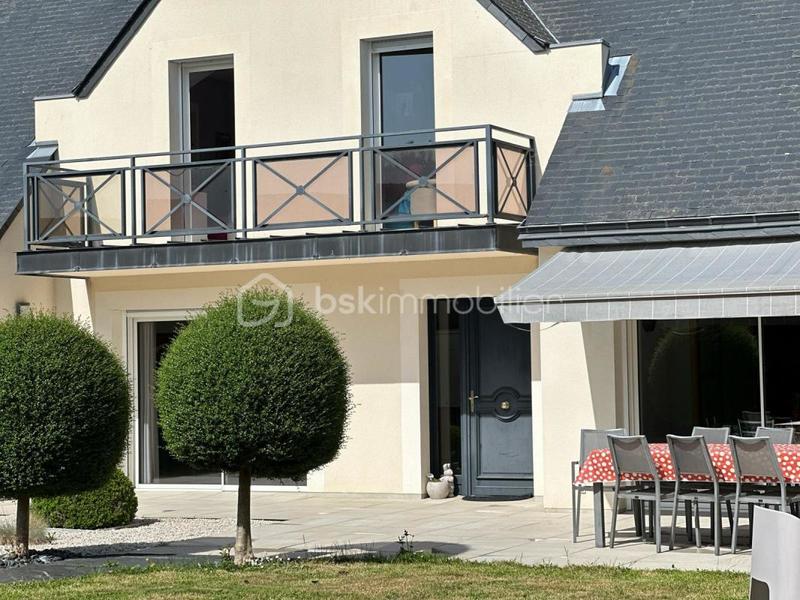 Maison - 305 m² - 8 pièces