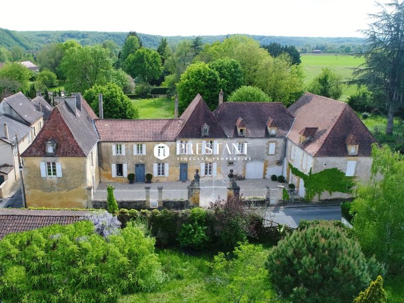 Maison - 411 m² - 11 pièces