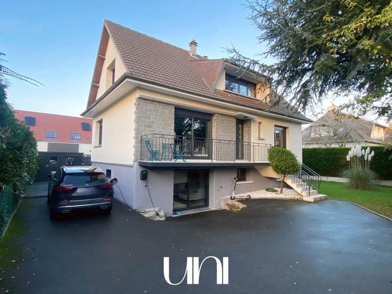 Maison - 208 m² - 9 pièces