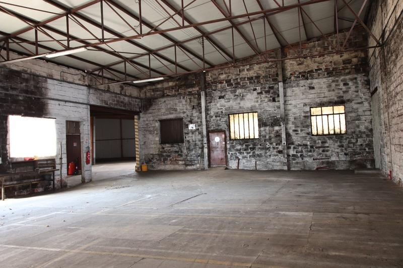 Entrepôt - 1 700 m²