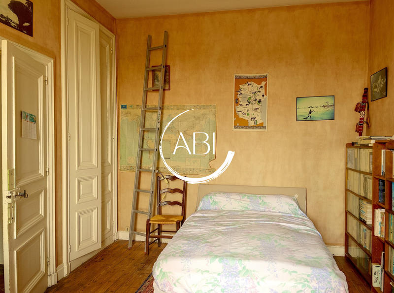 Maison - 220 m² - 9 pièces