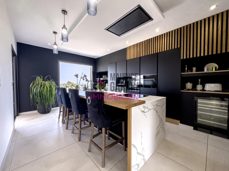 Maison - 205 m² - 5 pièces