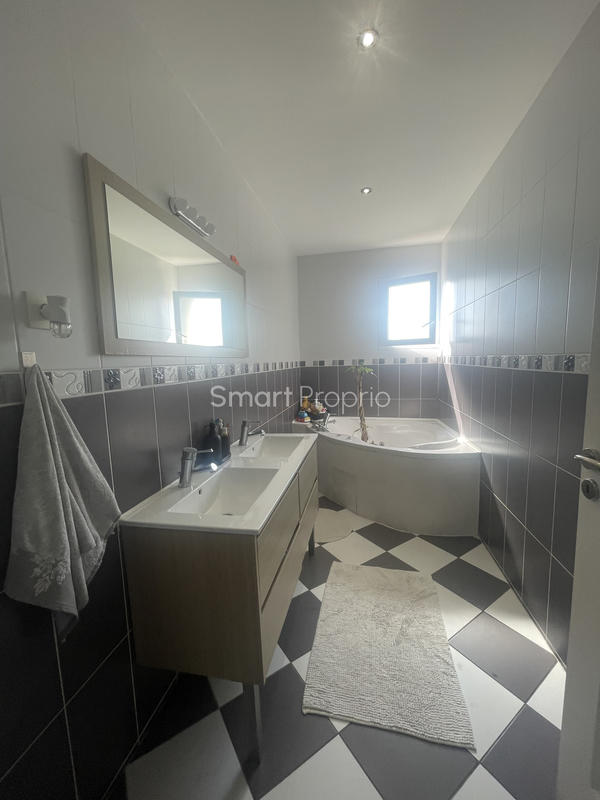 Maison - 280 m² - 8 pièces