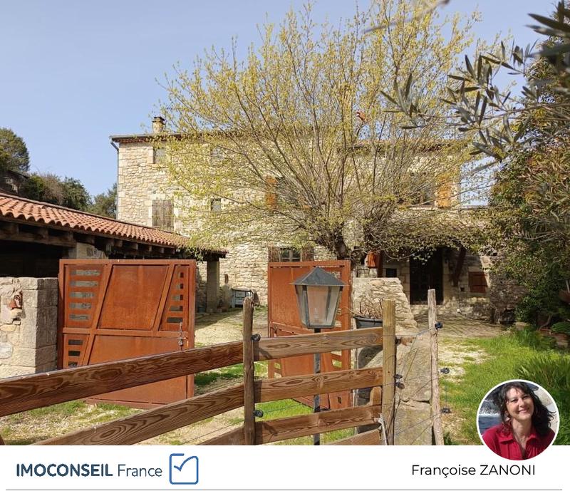 Propriété - 330 m² - 14 pièces