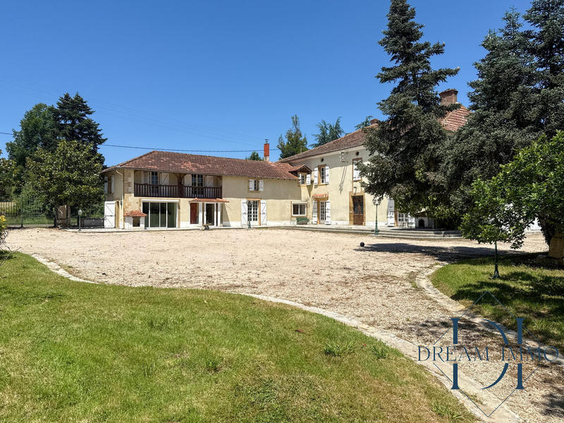 Maison - 529 m² - 18 pièces