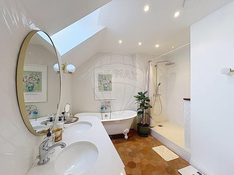 Maison - 222 m² - 9 pièces