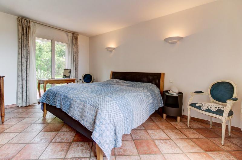 Propriété - 317 m² - 9 pièces