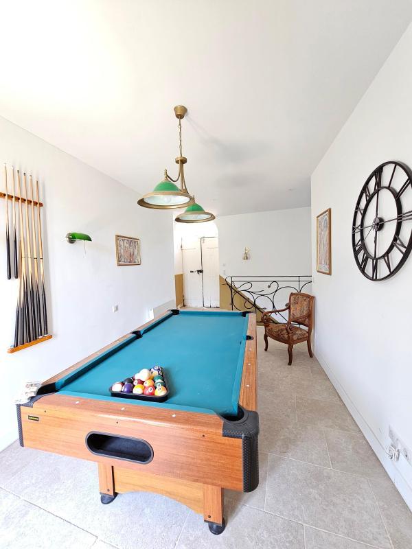 Propriété - 230 m² - 9 pièces