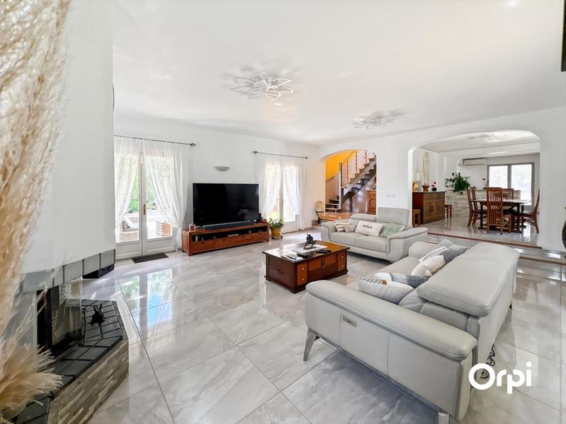 Maison - 211 m² - 6 pièces