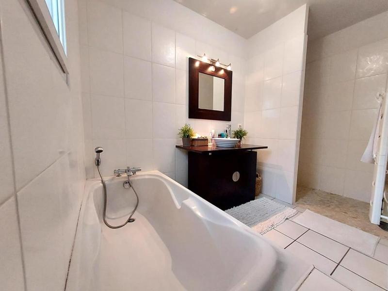 Maison - 220 m² - 6 pièces