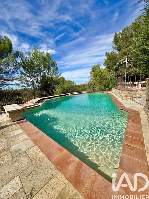 Maison - 250 m² - 6 pièces