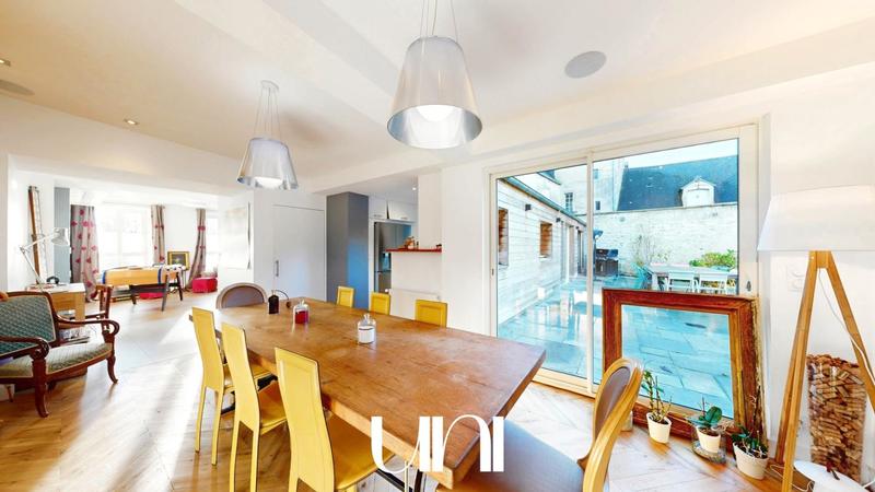 Maison - 232 m² - 8 pièces