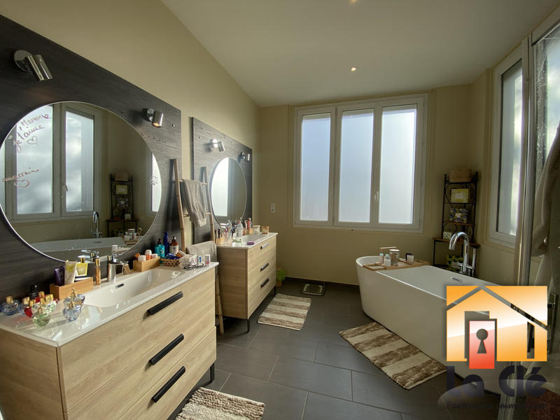 Maison - 250 m² - 6 pièces