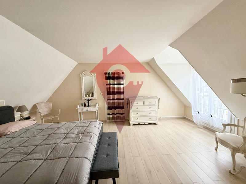 Maison - 233 m² - 8 pièces