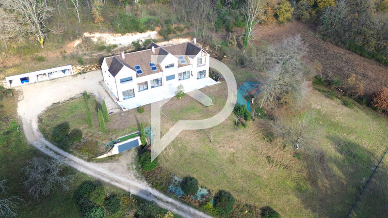 Maison - 696 m² - 12 pièces