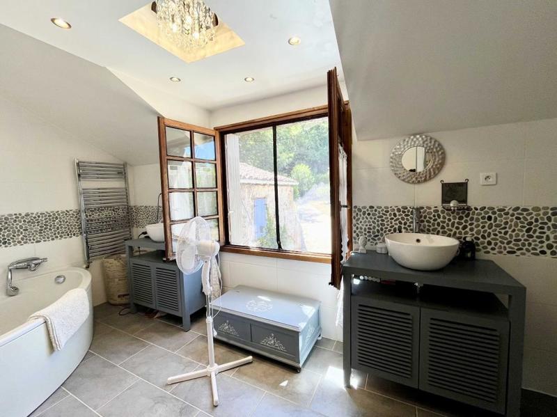 Maison - 285 m² - 8 pièces