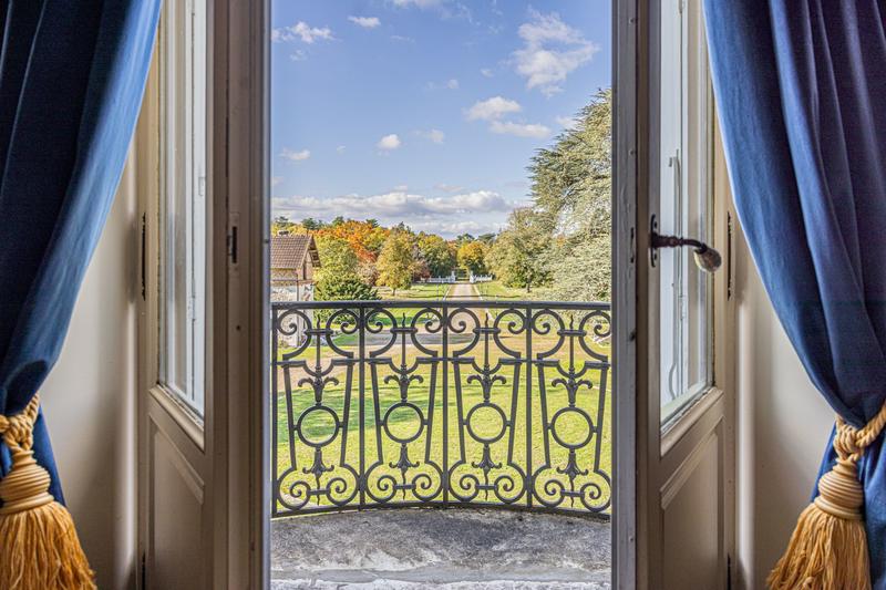 Propriété - 1 125 m² - 25 pièces