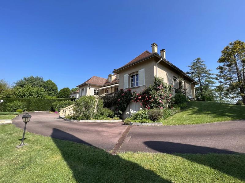 Maison - 380 m² - 9 pièces