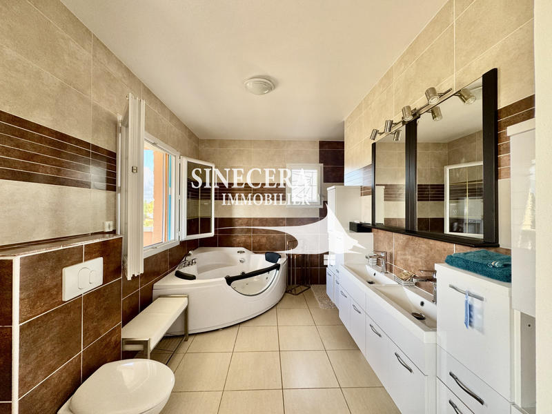 Maison - 224 m² - 9 pièces