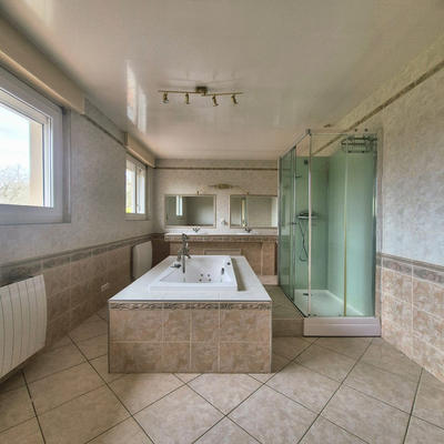 Maison - 238 m² - 9 pièces
