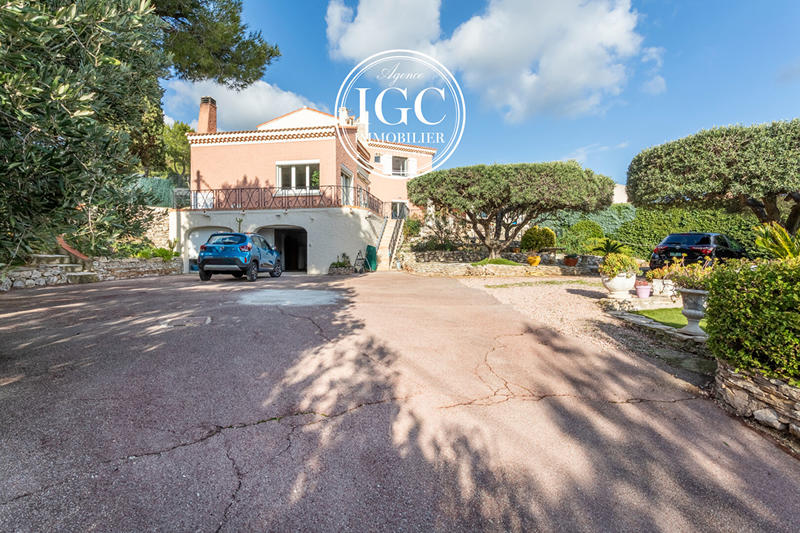 Maison - 180 m² - 5 pièces