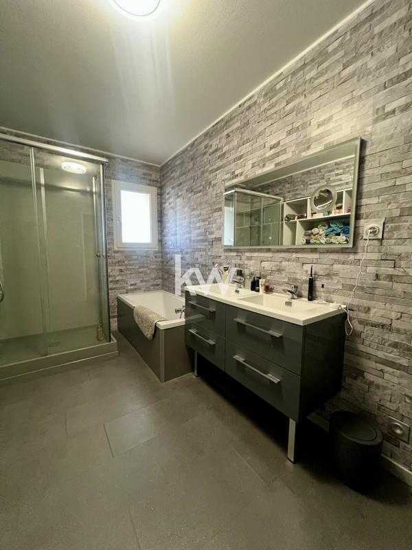 Maison - 218 m² - 7 pièces