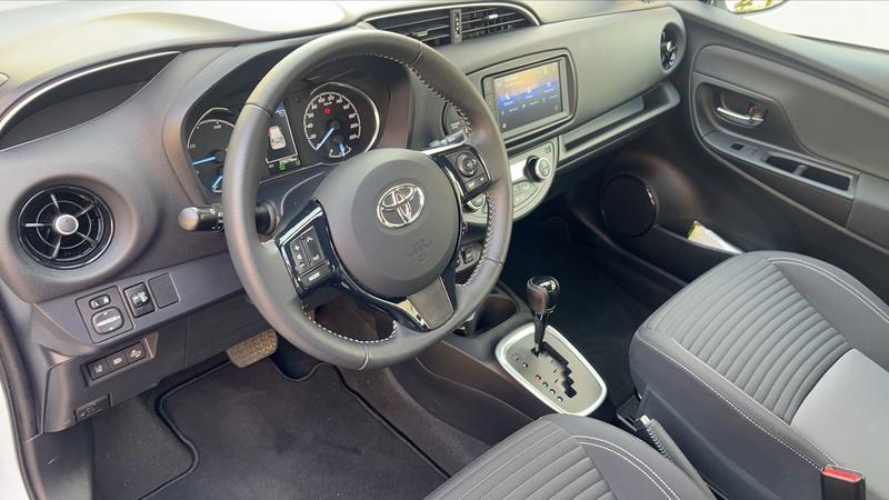 Toyota Yaris III 1.5 Vvt-i 100h Hybrid e-Cvt Dynamic Connect