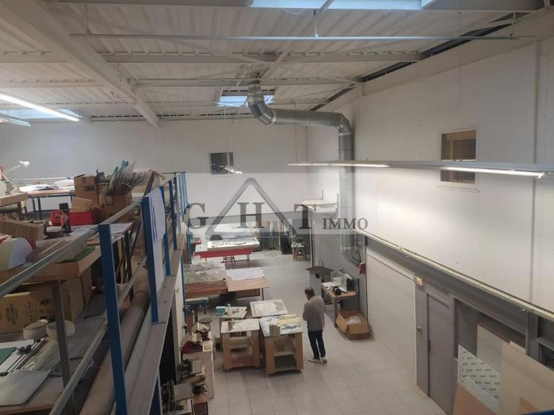 Entrepôt - 610 m²