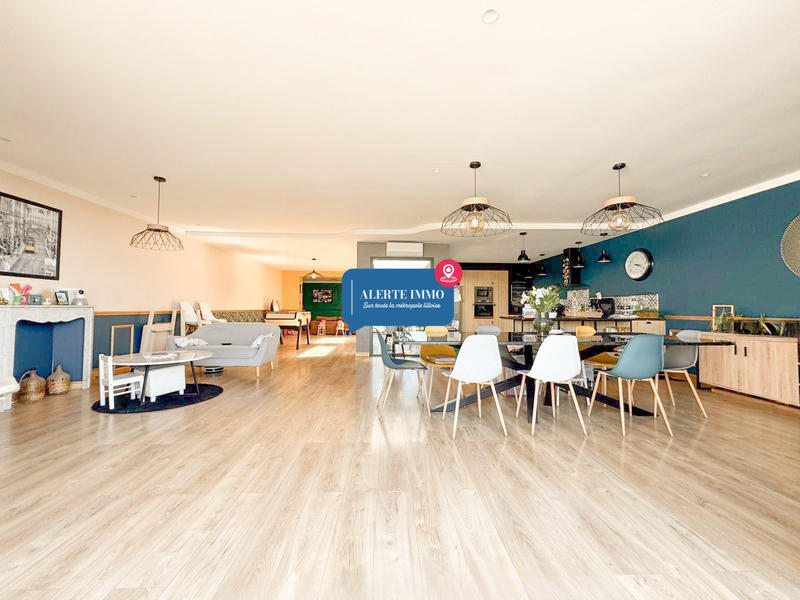 Maison - 243 m² - 7 pièces