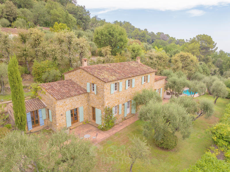 Maison - 240 m² - 7 pièces