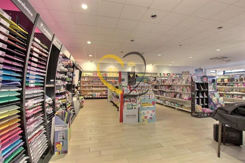 Local commercial - 573 m² - 1 pièce