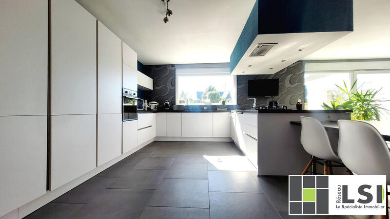 Maison - 233 m² - 8 pièces