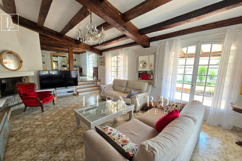 Maison - 240 m² - 6 pièces