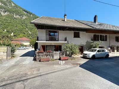 Maison - 220 m² - 9 pièces