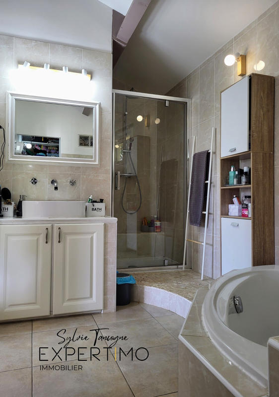 Maison - 305 m² - 11 pièces