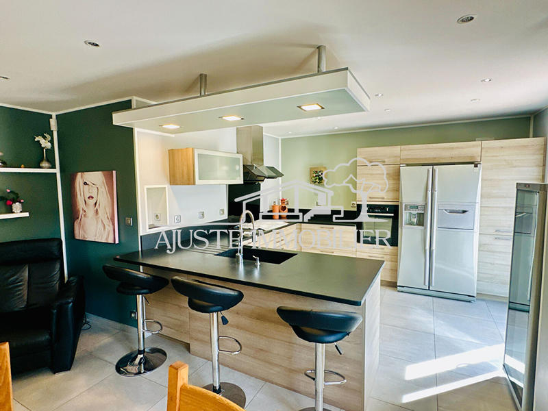 Maison - 140 m² - 5 pièces