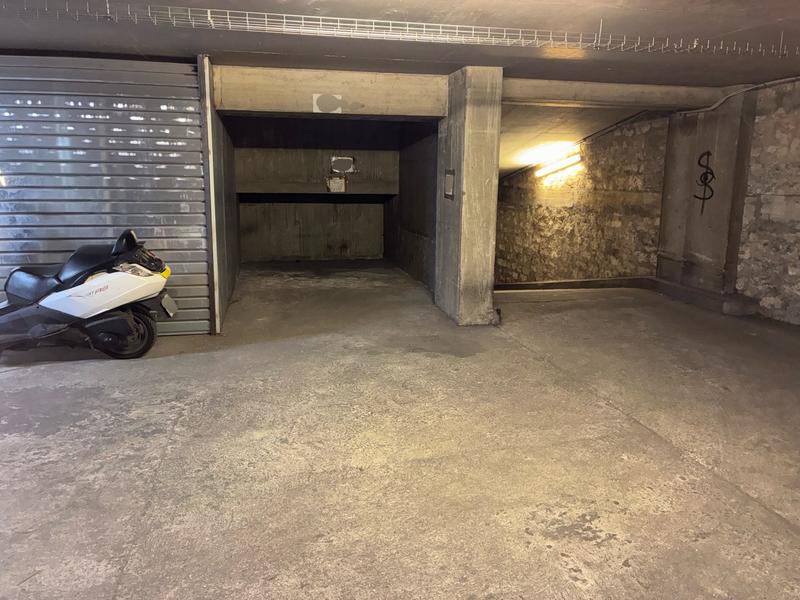 Parking / Garage - 12 m²