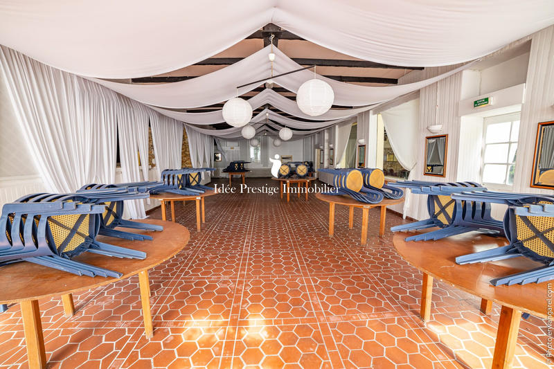 Maison - 2 426 m² - 80 pièces